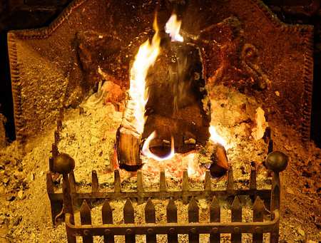 Open_fire_in_hearth_grate_at_The_Black_Horse_Inn,_Nuthurst,_West_Sussex.jpg